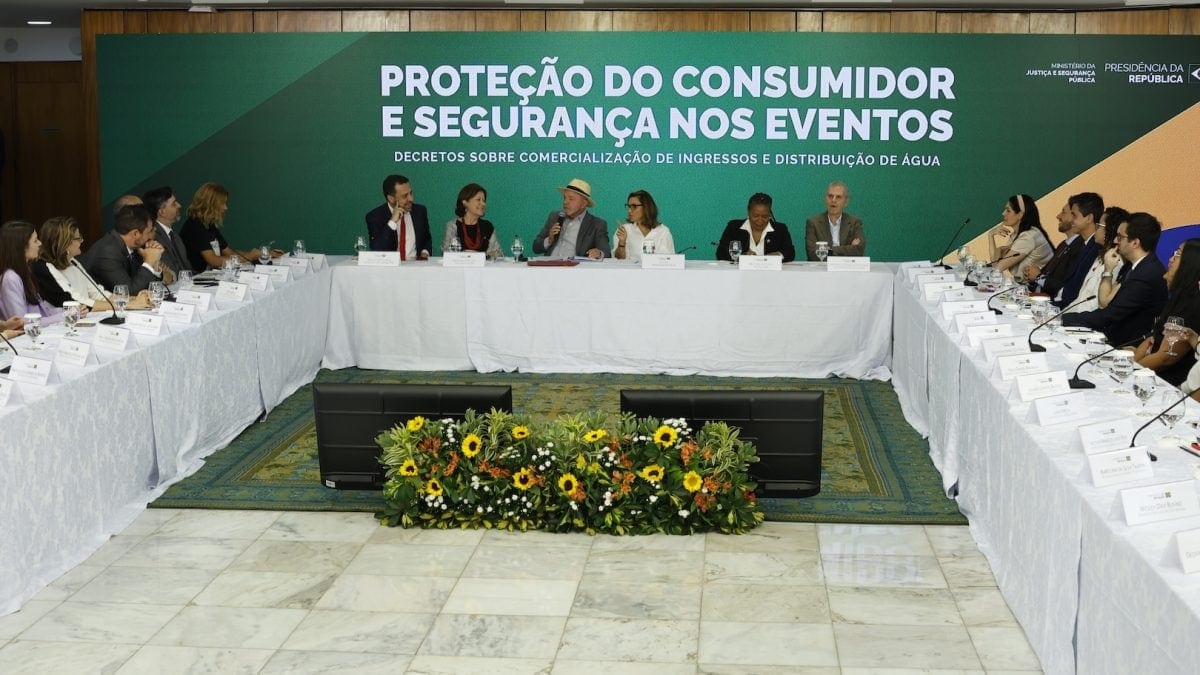 Lula diz que linhas aéreas deveriam permitir transferência de passagem