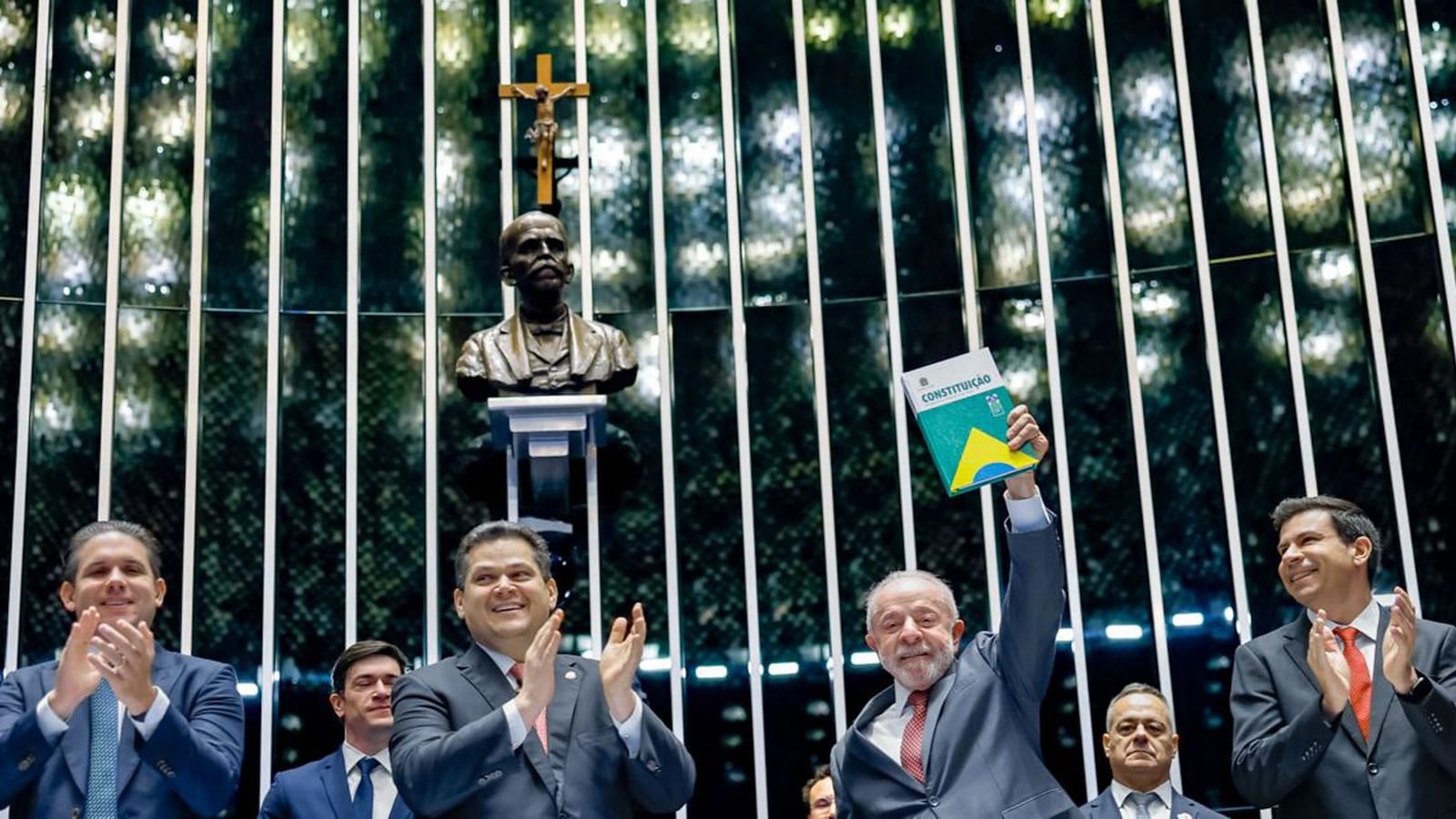 Está promulgada a PEC do fim da escala 6×1