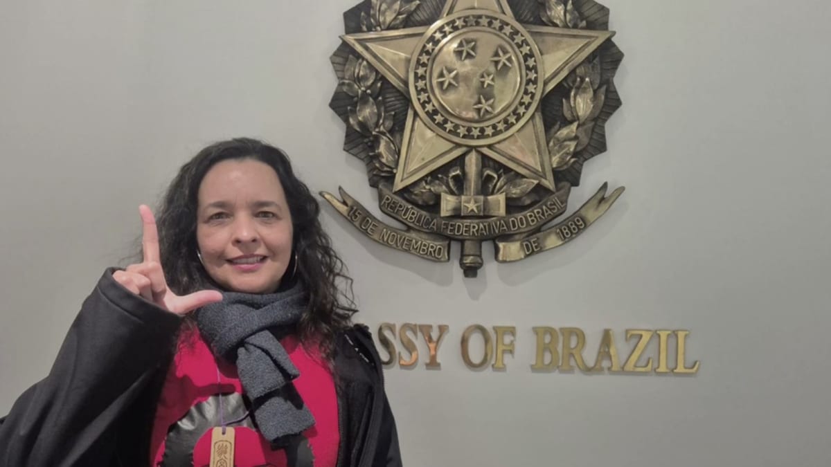 Brasileira faz 'L' ao votar na Nova Zelândia, 1º país a abrir urnas