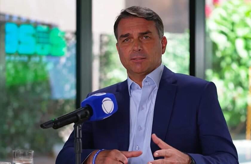 Flávio Bolsonaro afirma que seu pai poderá participar do seu eventual governo: “Depende só dele”