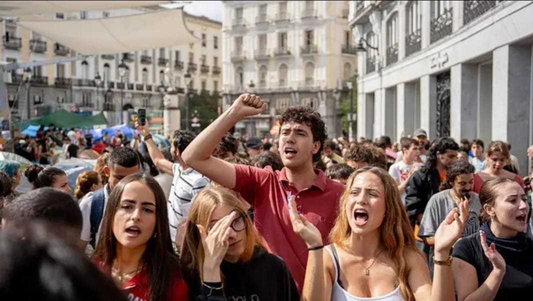 Espanha proíbe despejos até 2030 após remoção de idosa em Madri