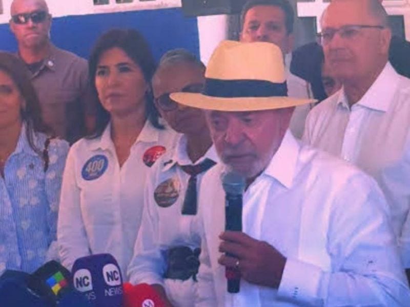 Lula pede voto após votar em São Bernardo; prática é definida como crime eleitoral pela legislação