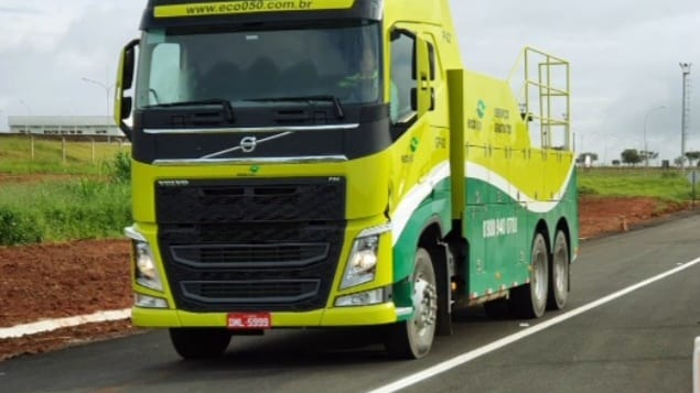Colisão entre utilitária e carreta interdita parcialmente a BR-050 em Araguari