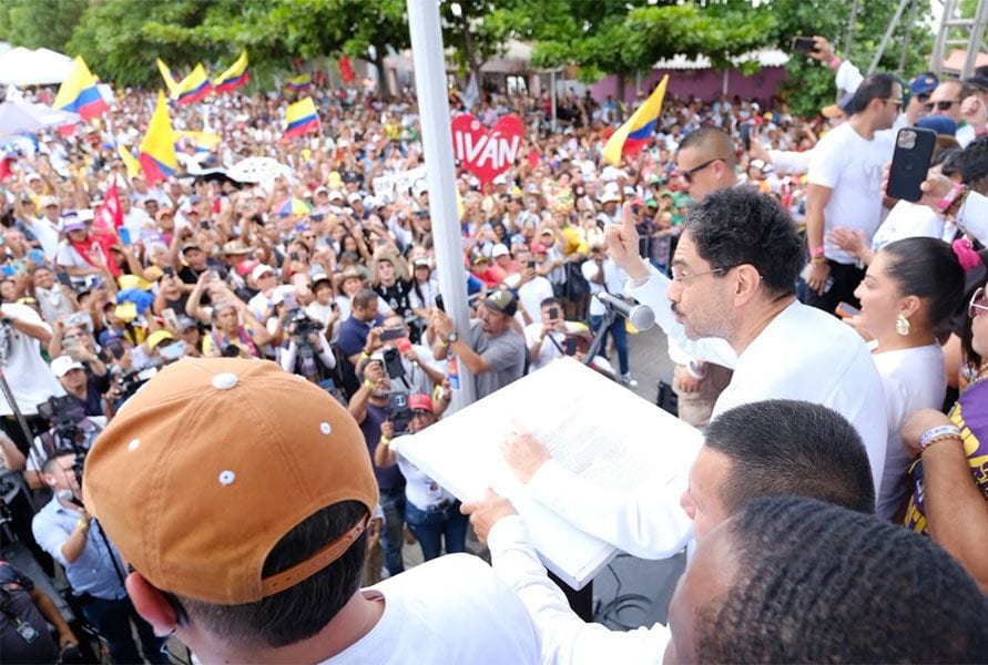 Abelardo de la Espriella toma posse em Cali; há protestos pelo país