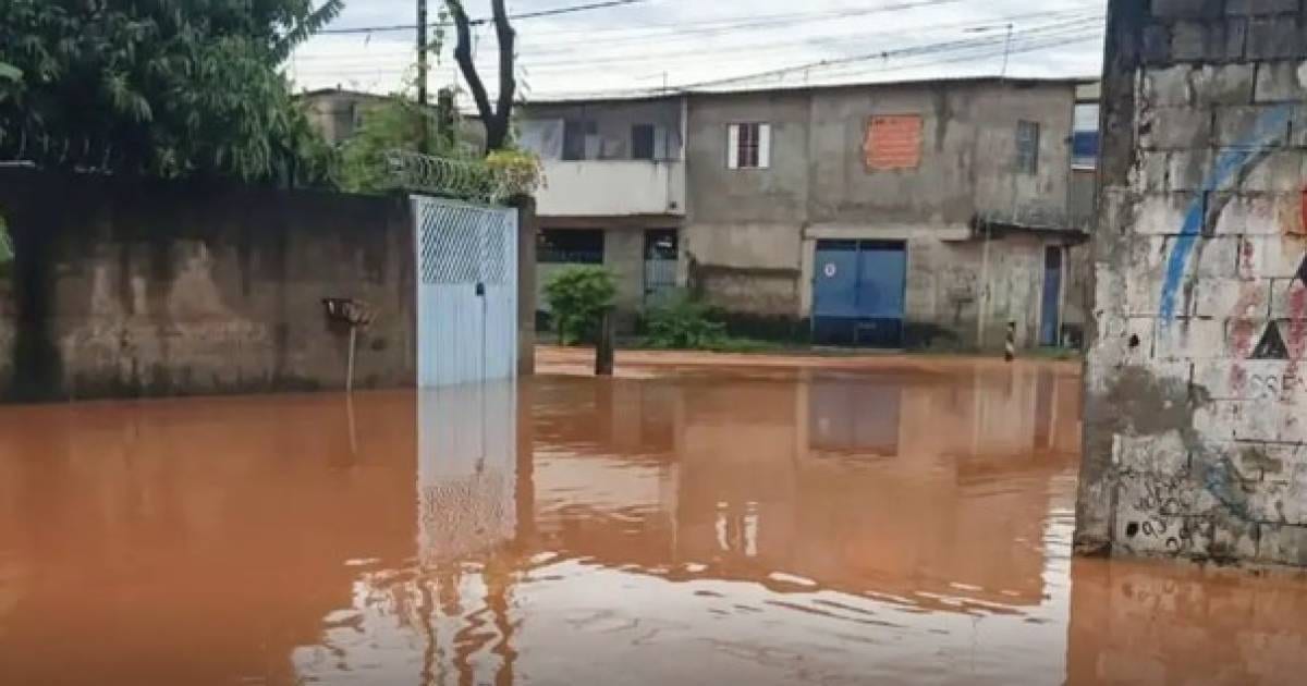 Chuva forte causa transferência de local de votação em Itapevi (SP)