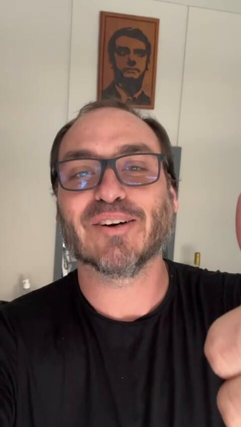 Carlos Bolsonaro convoca apoiadores para o Bloco do 22 em Maceió
