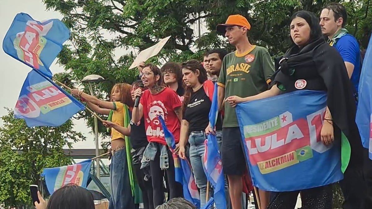 “Vai dar PT”: debaixo de chuva, militância pró-Lula faz ato pela “virada” em Brusque na véspera da eleição