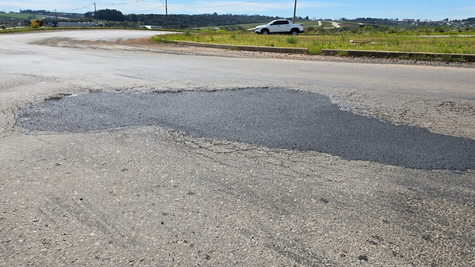 DAER fecha cratera na ERS-324 em Passo Fundo após denúncia dos moradores