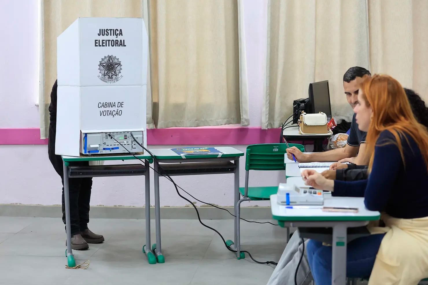 Prorrogação da votação pelo STF provoca confusão entre mesários