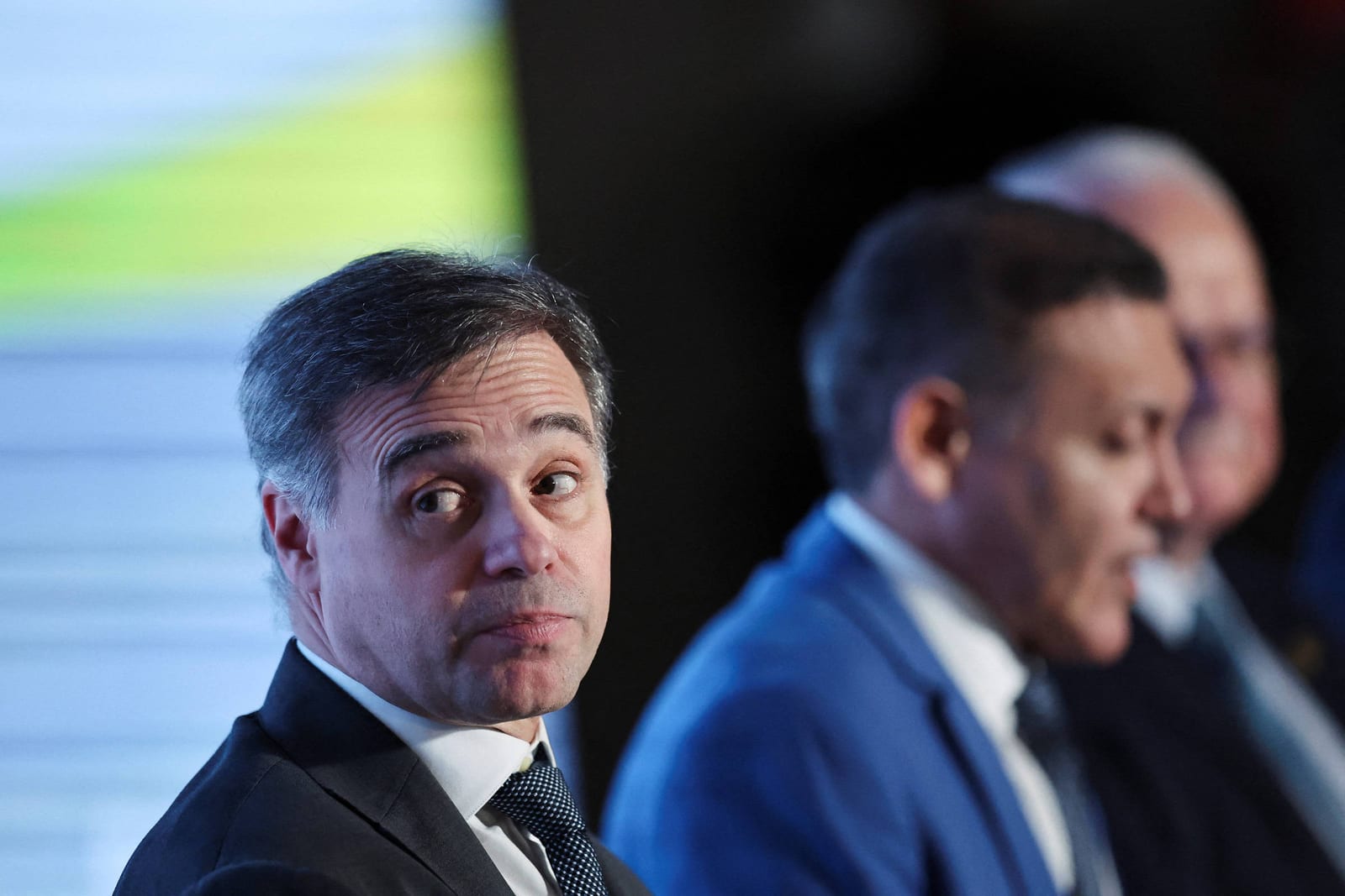 110 juristas dizem que bloquear canais no WhatsApp altera disputa eleitoral