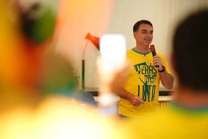 Flávio Bolsonaro desembarca no Recife para agenda de campanha