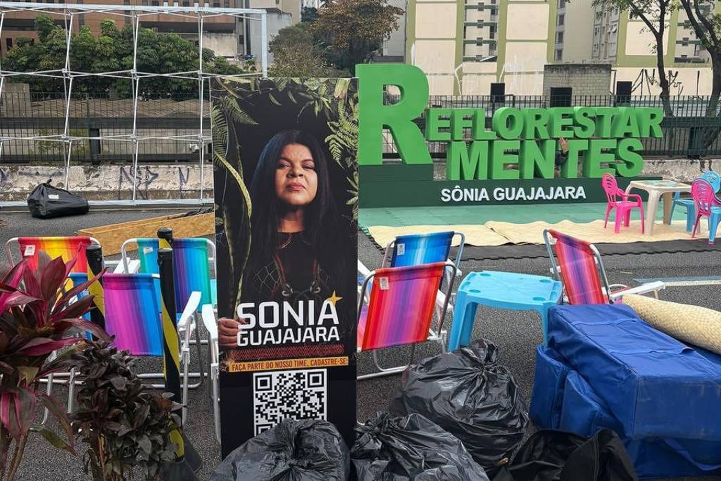 Sônia Guajajara monta estande no Minhocão para lançar ReflorestarMentes