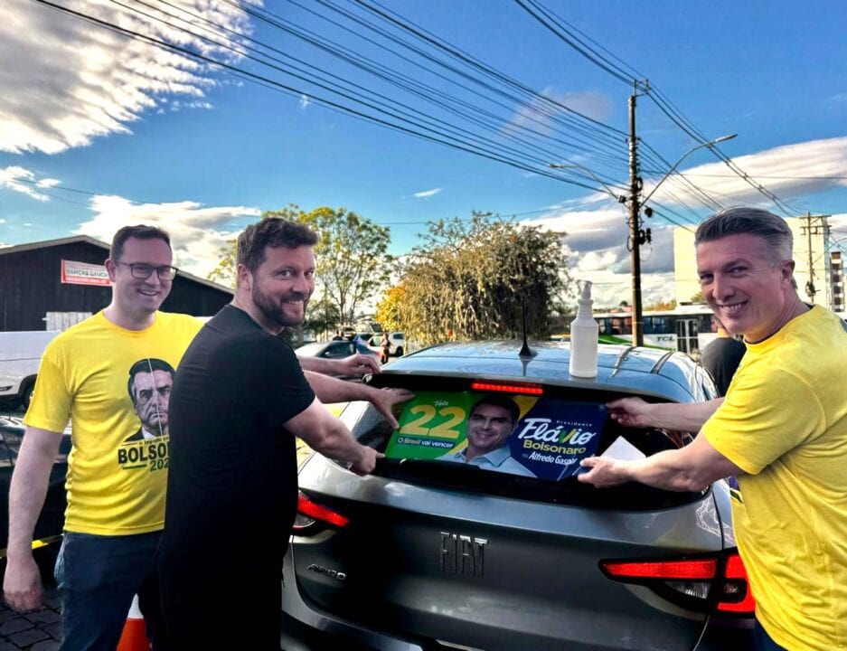 Fotos: Campeões de votos do PL no RS lideram adesivaço pró-Flávio Bolsonaro em Farroupilha