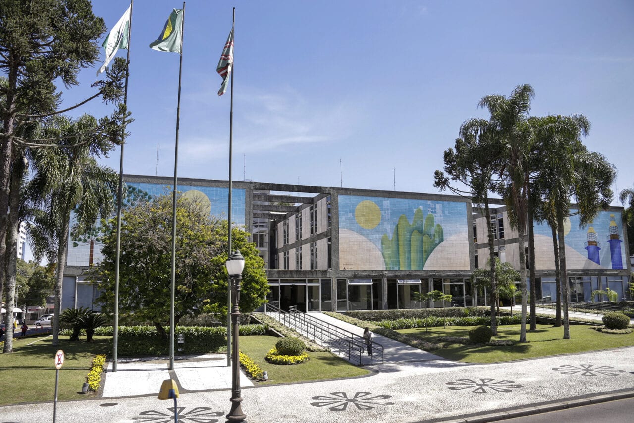 Prefeitura de Curitiba abre seleção temporária com 243 vagas e ganhos de até R$ 10 mil