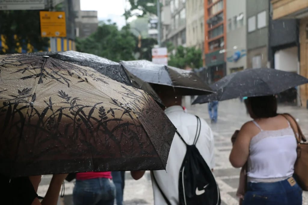 Defesa Civil emite alerta amarelo para pancadas de chuva durante o fim de semana do feriado de 12 de outubro