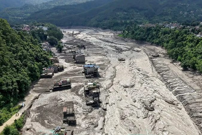 Mundo / Nepal / Enchente / Destruição e Mortes: Lama sepulta centenas e destrói vilas entre Nepal e China