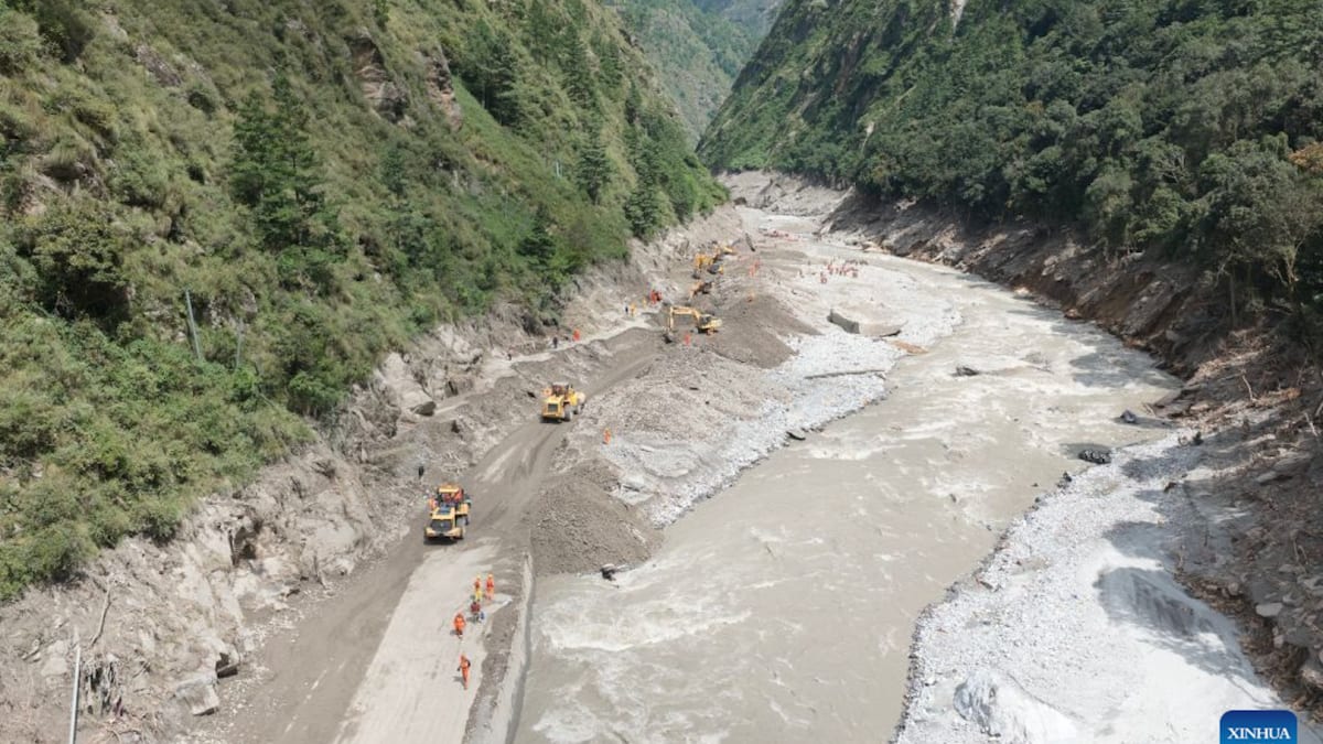 China reconstrói estrada destruída em deslizamento e inundação