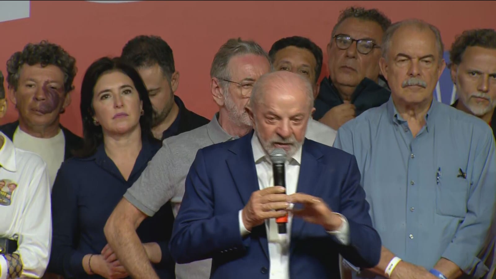 Lula chama resultado de surpreendente e promete vencer Flávio no 2º turno