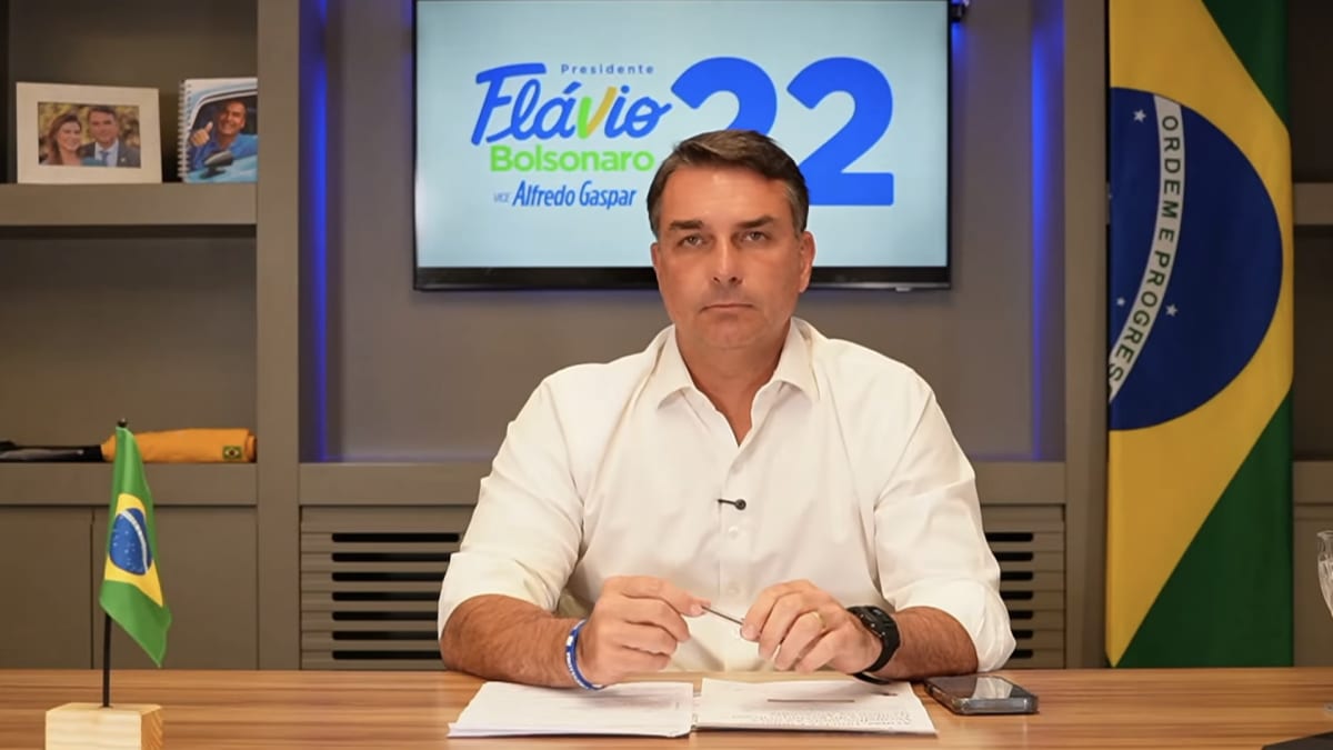 Flávio Bolsonaro fará live no YouTube nesta quinta às 19h