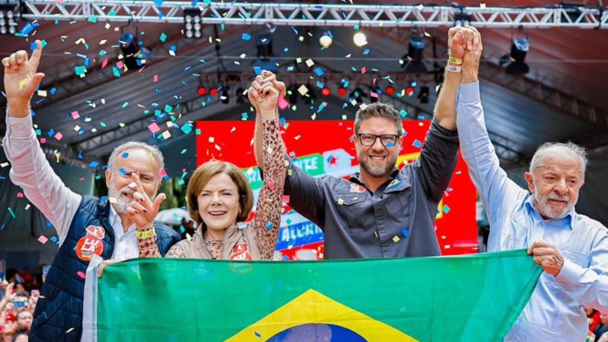 TSE manda apagar mentira de que Lula jogou bandeira no chão