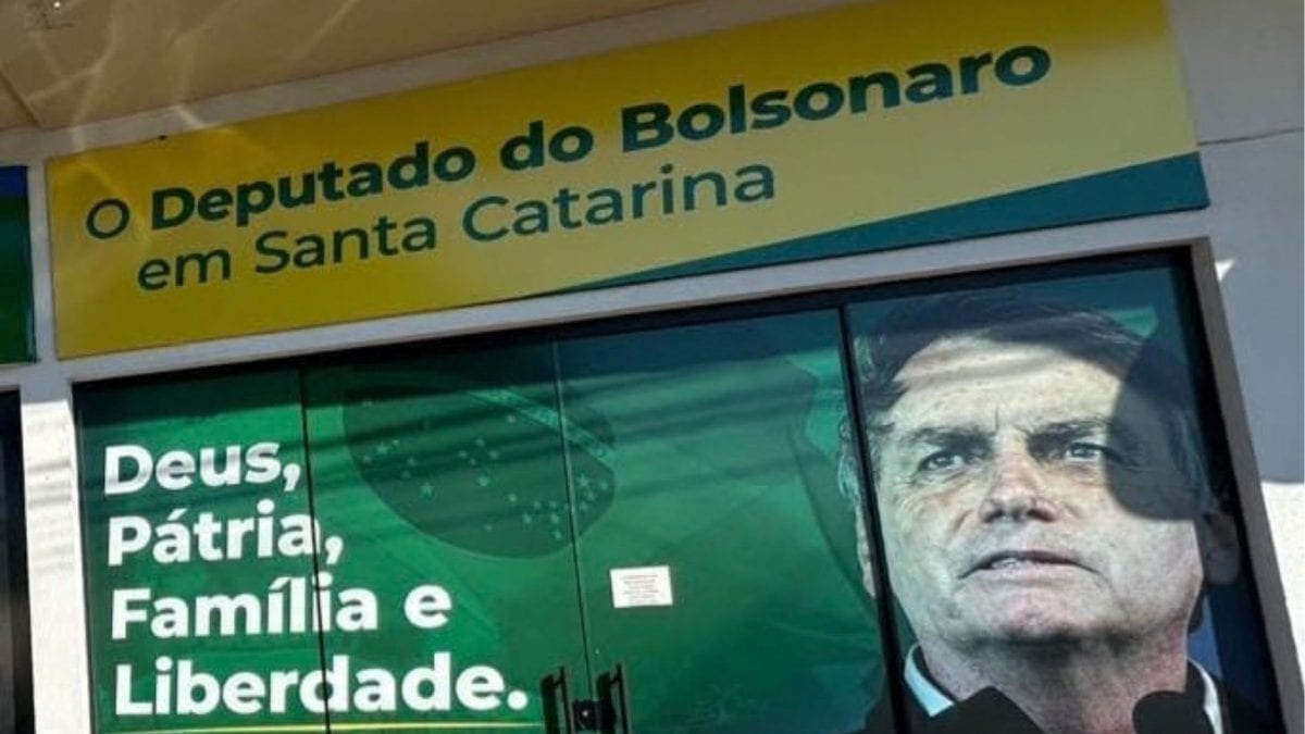 Justiça manda tirar imagem de Bolsonaro da fachada de comitê em Chapecó