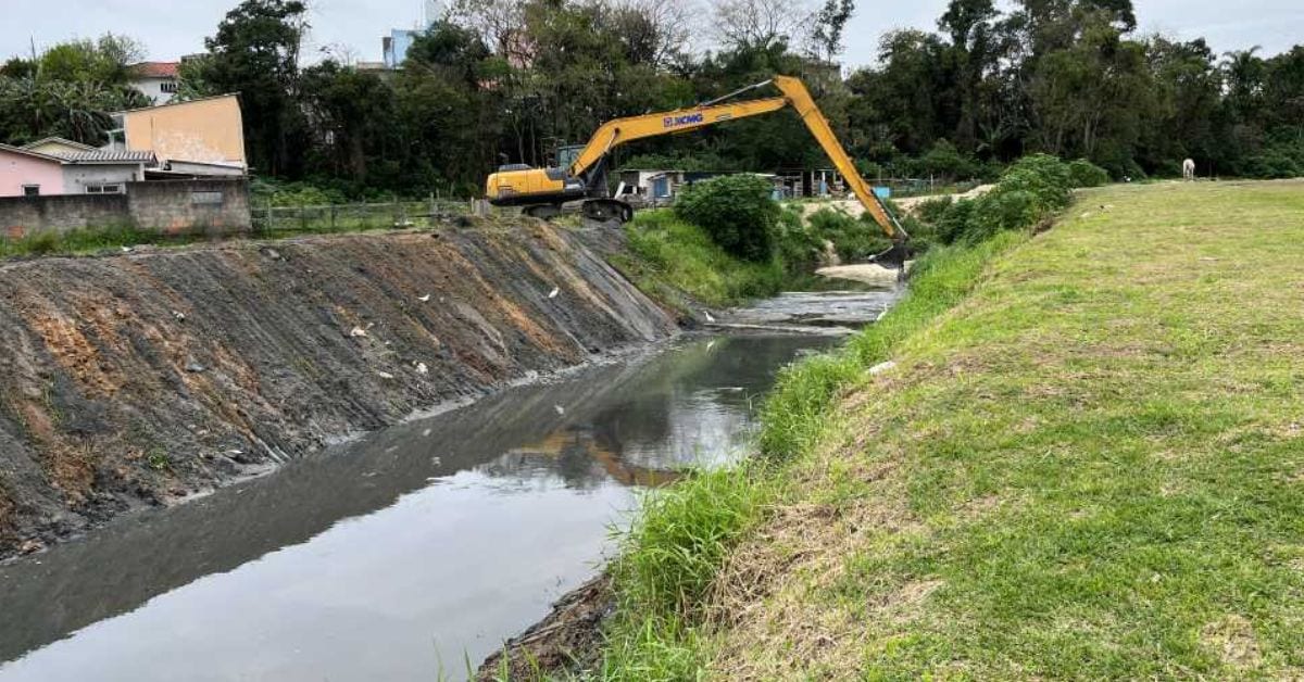 São José reforça limpeza de canal antes da chuva e amplia prevenção contra alagamentos