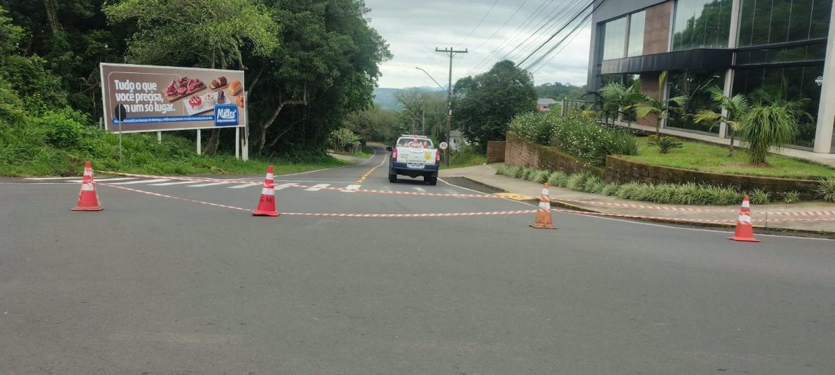 Avenida Melvin Jones está bloqueada por risco de demoronamento
