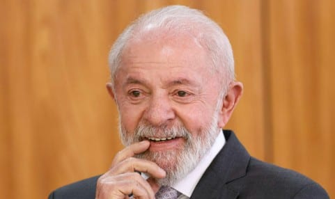 Lula defende fim da escala 6×1 e critica posição de Flávio Bolsonaro: ‘É contra’