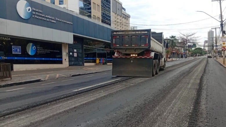 Prefeitura repara asfalto danificado na Rua 9, Setor Oeste