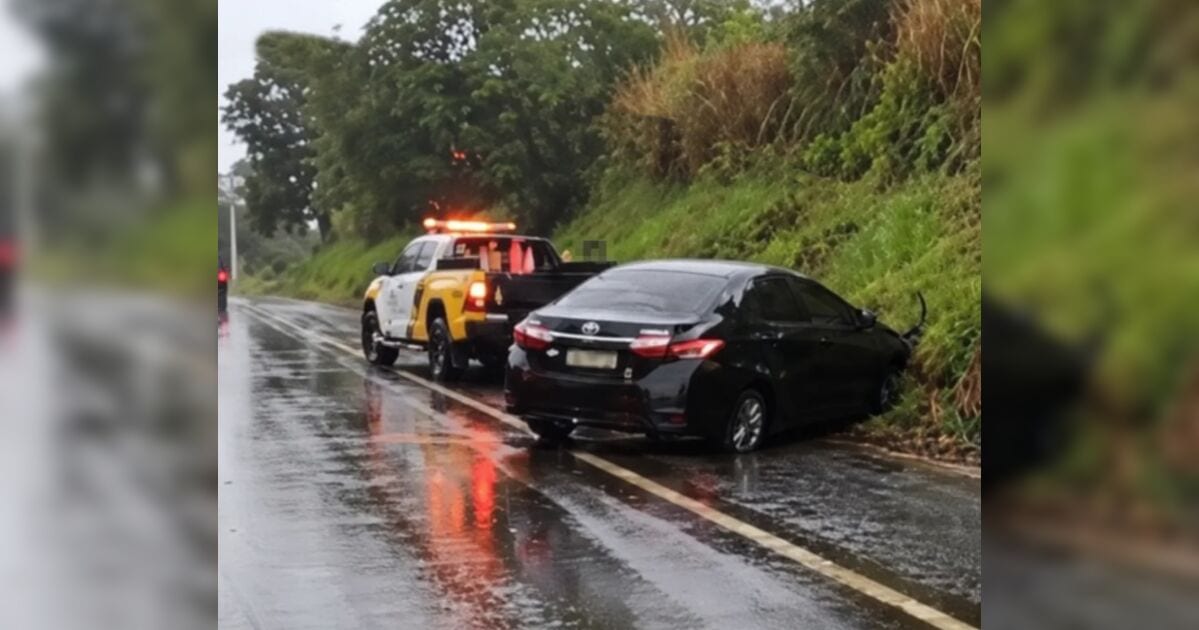 Carro bate em barranco na PR-272 durante forte chuva entre Cruzmaltina e Lidianópolis