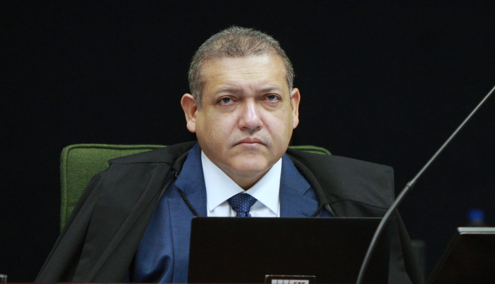 Nunes Marques determina reexibição da propaganda de Flávio Bolsonaro após problema técnico