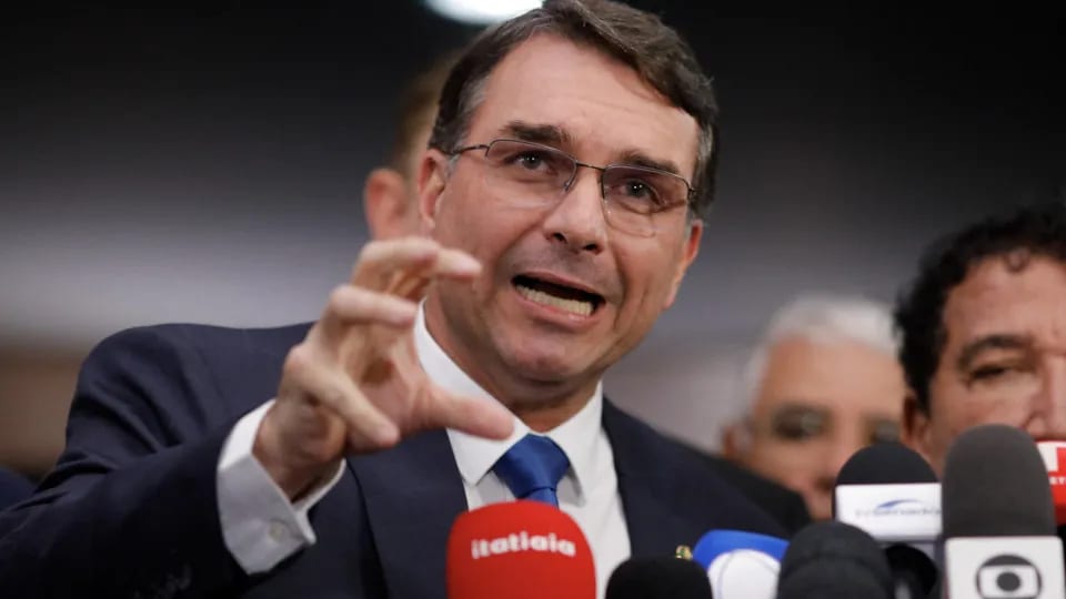 Flávio Bolsonaro apresenta apenas dois projetos aprovados em sete anos de Senado