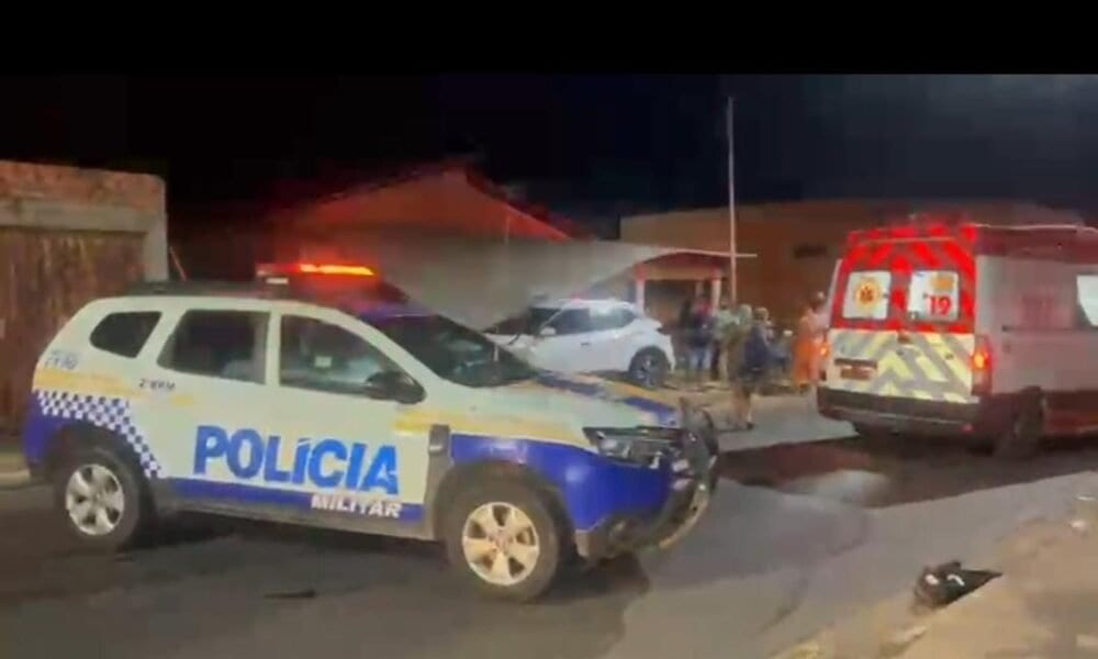 Colisão entre dois veículos deixa feridos e carro atinge residência no setor Itaipu, em Araguaína