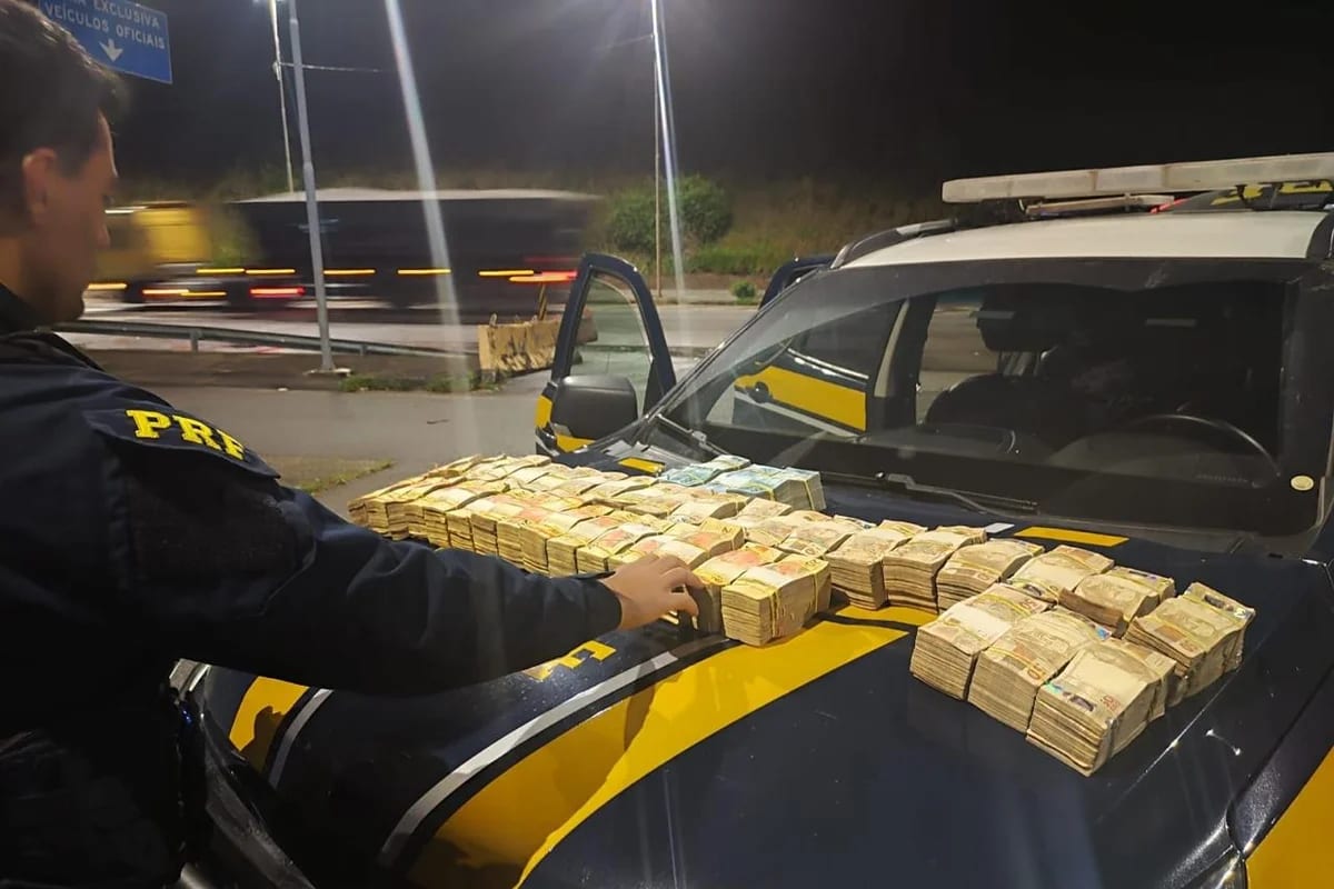 Motorista cita política e PF assume caso de mala com R$ 870 mil em MG