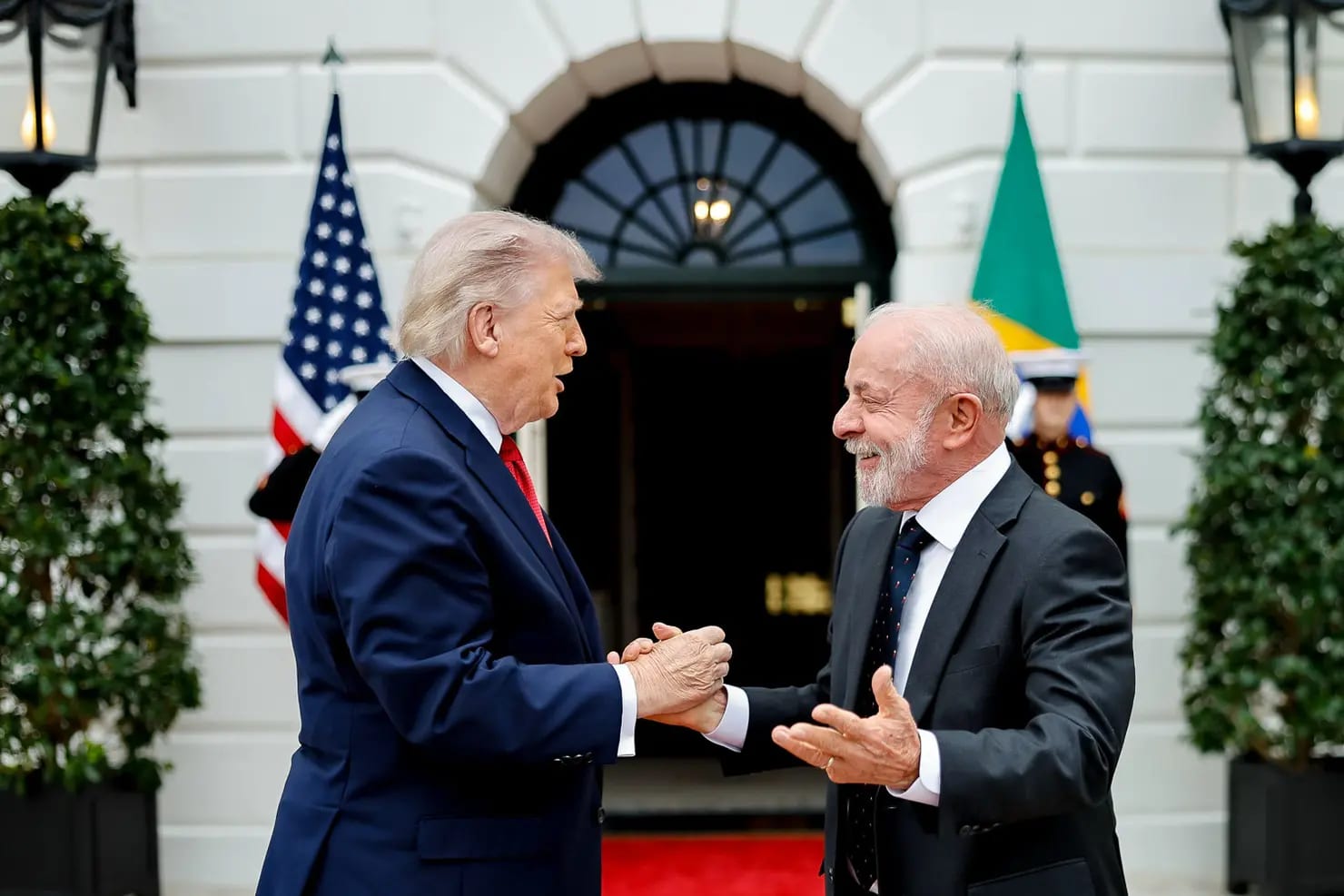 Trump questiona eleição no Brasil sem apresentar provas e diz gostar de Lula