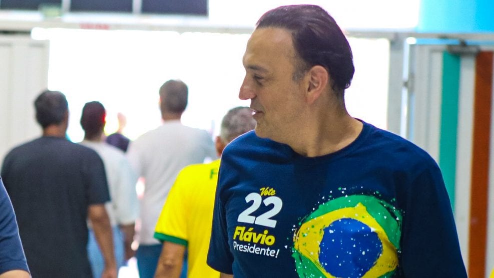 Com camisa em apoio a Flávio, Felicio prevê vitória ‘mais elástica’ com até 5,5 pontos de diferença sobre Lula