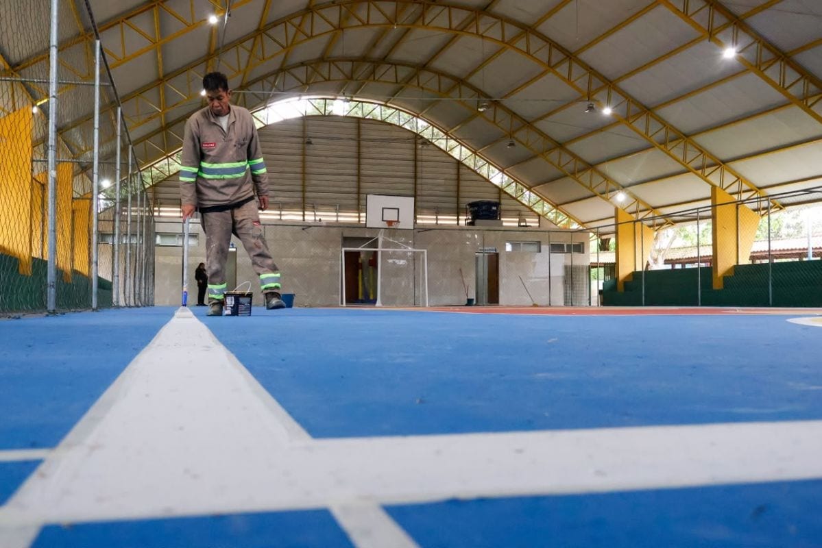 Escola Professor Sebastião Vayego recebe quadra reformada e 21 câmeras
