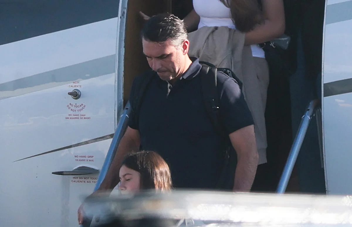 Flávio Bolsonaro e família desembarcam em Miami após fugir do Brasil