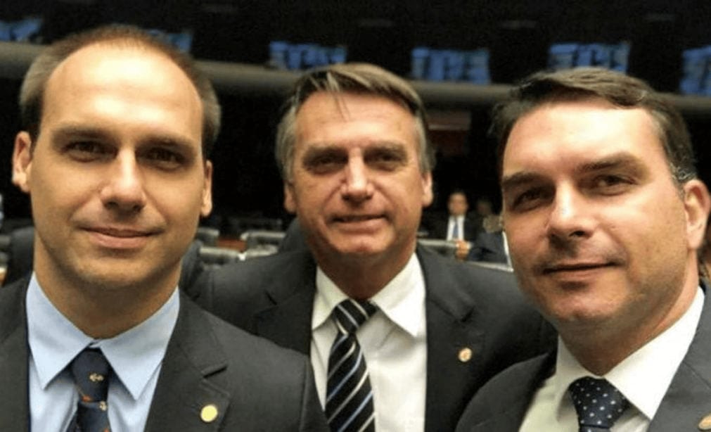Se eleito, Flávio poderia anistiar Jair e Eduardo Bolsonaro, condenados pelo STF?