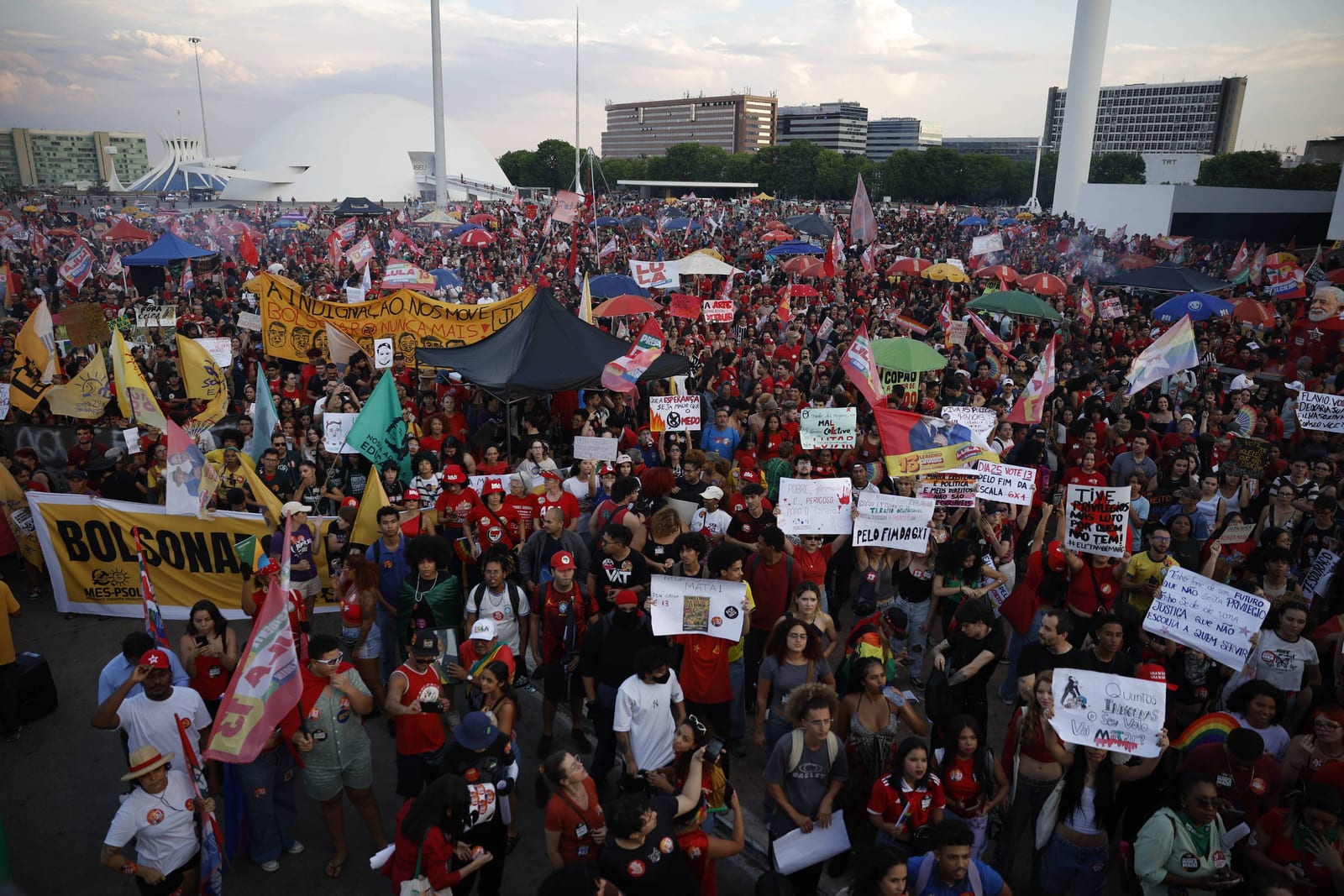 Ato a favor de Lula convocado por estudantes ocupa Esplanada dos Ministérios, em Brasília