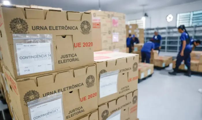 Tribunais distribuem 560 mil urnas e preparam sessões na véspera do 1º turno