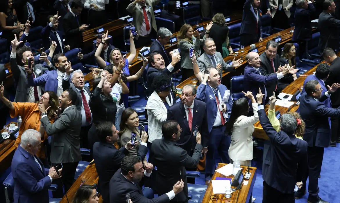 Senado aprova fim da escala 6×1 e redução da jornada de trabalho
