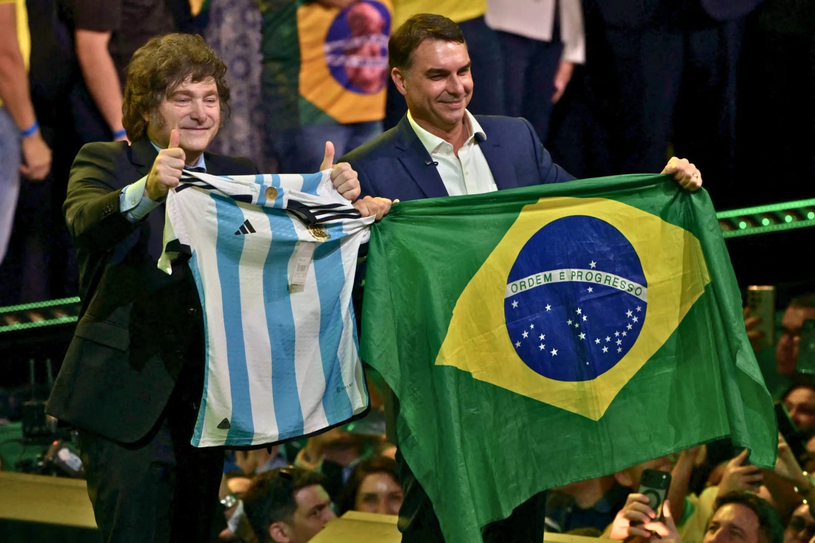 Javier Milei se vangloria por votos de Flávio Bolsonaro enquanto pobreza cresce na Argentina