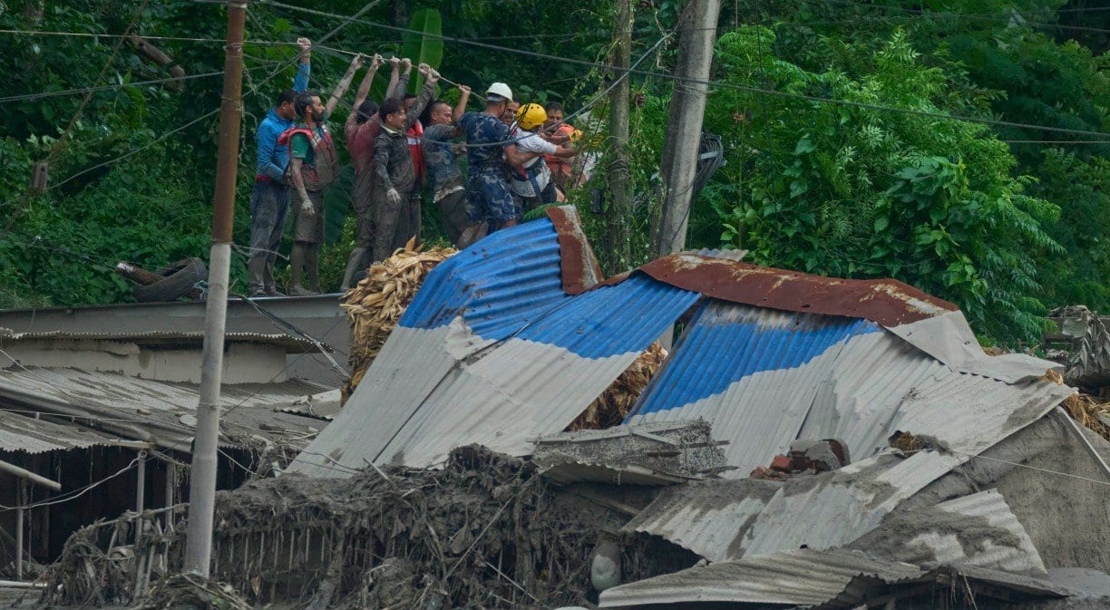 Número de mortos no Nepal já ultrapassa 360; nações anunciam ajuda