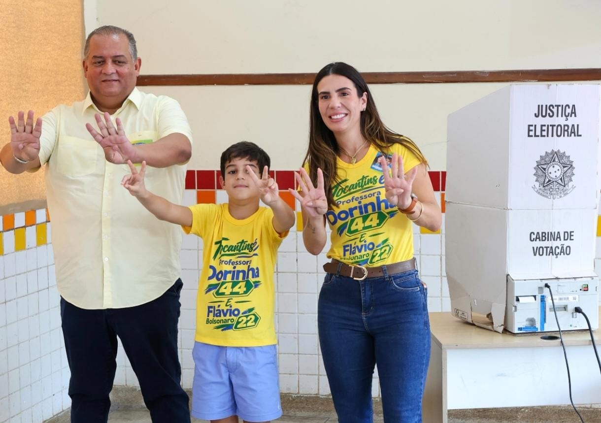 Eduardo Gomes vota ao lado de Dorinha e familiares e destaca campanha do 2º turno