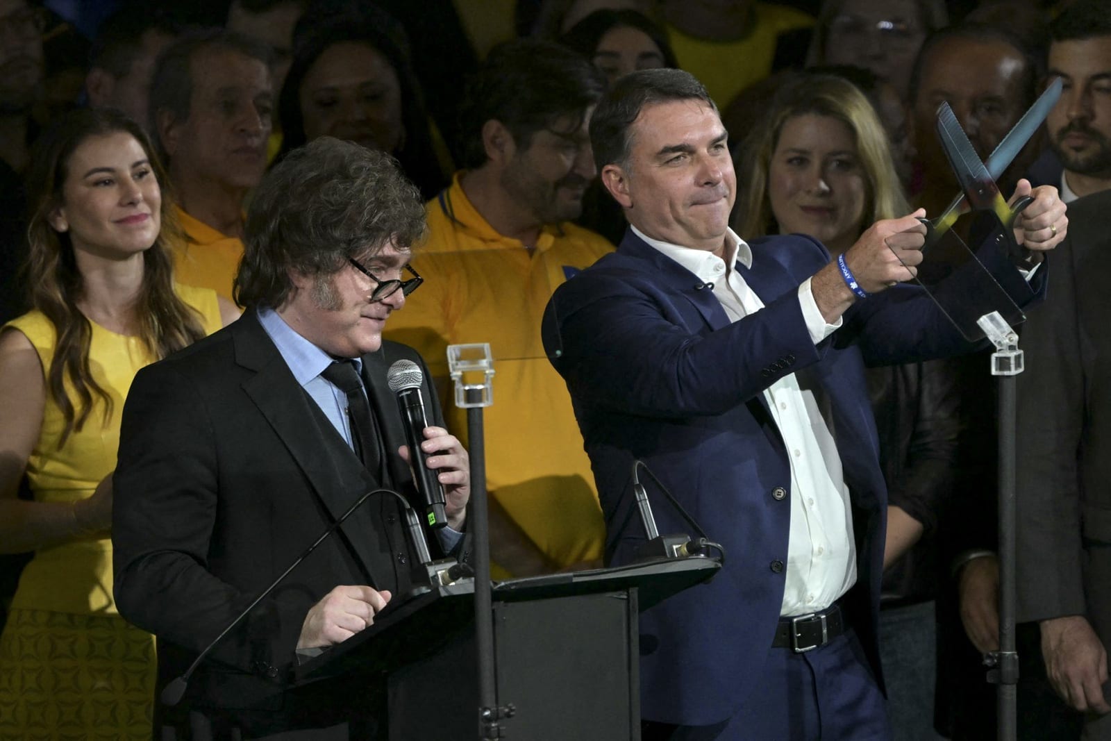 Milei reafirma apoio a Flávio Bolsonaro e provoca Lula nas redes