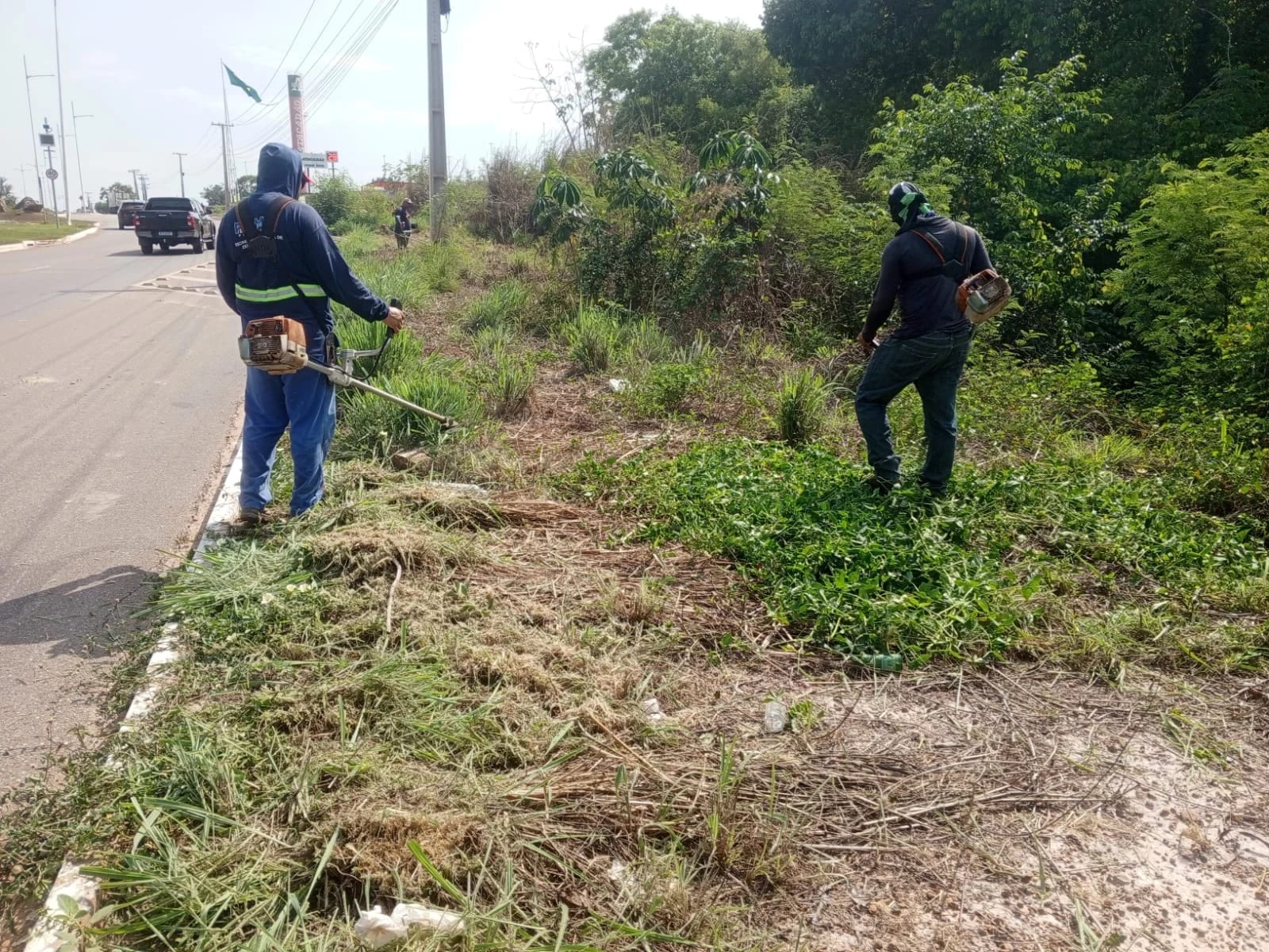 Tapa-buraco atende avenidas e serviço de manutenção repara equipamentos de praças da Capital
