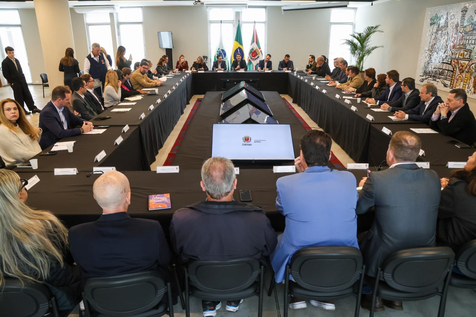 Em reunião com o secretariado, Eduardo Pimentel cobra mais entregas
