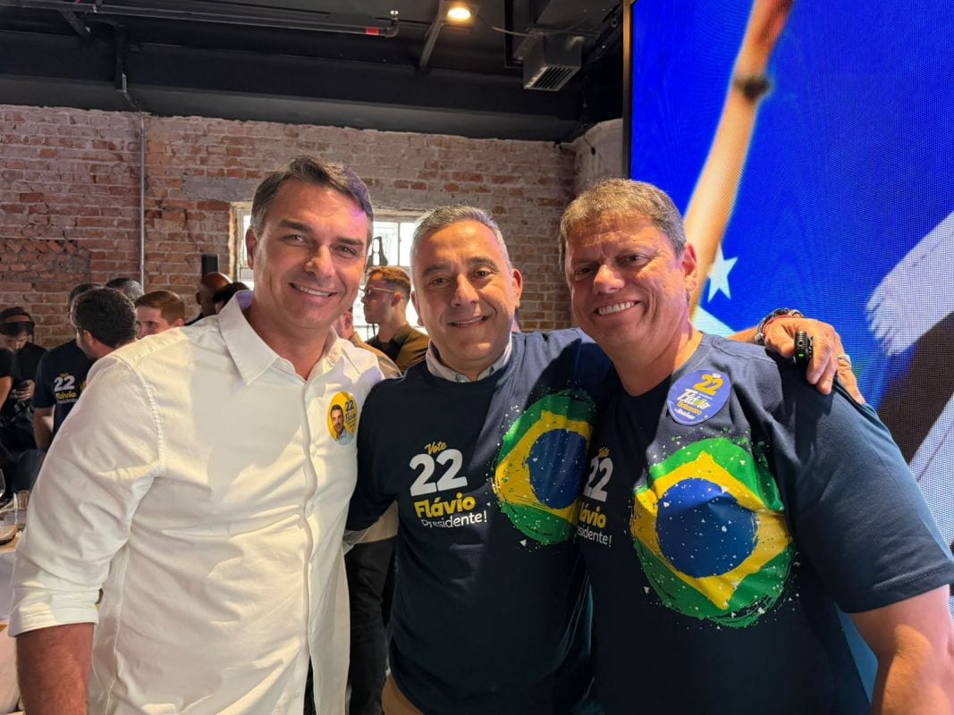Flávio Bolsonaro afirma que Ribeirão Pires terá “tapete verde e amarelo em Brasília” durante almoço com Guto Volpi