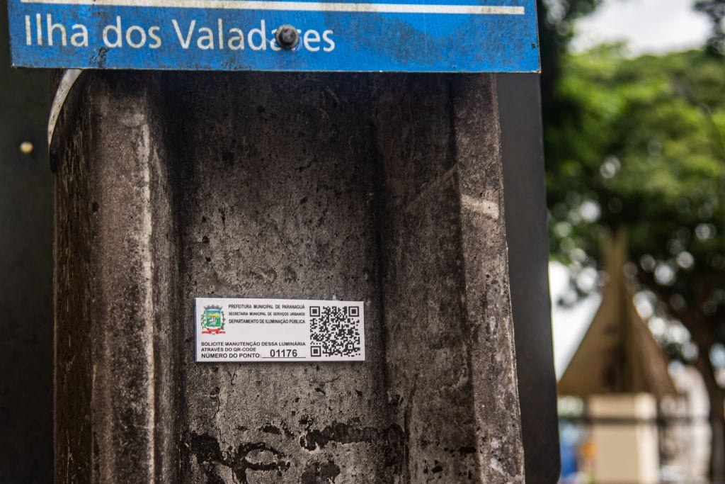 Mais de mil postes de iluminação pública recebem QR Codes para facilitar manutenção na Ilha dos Valadares
